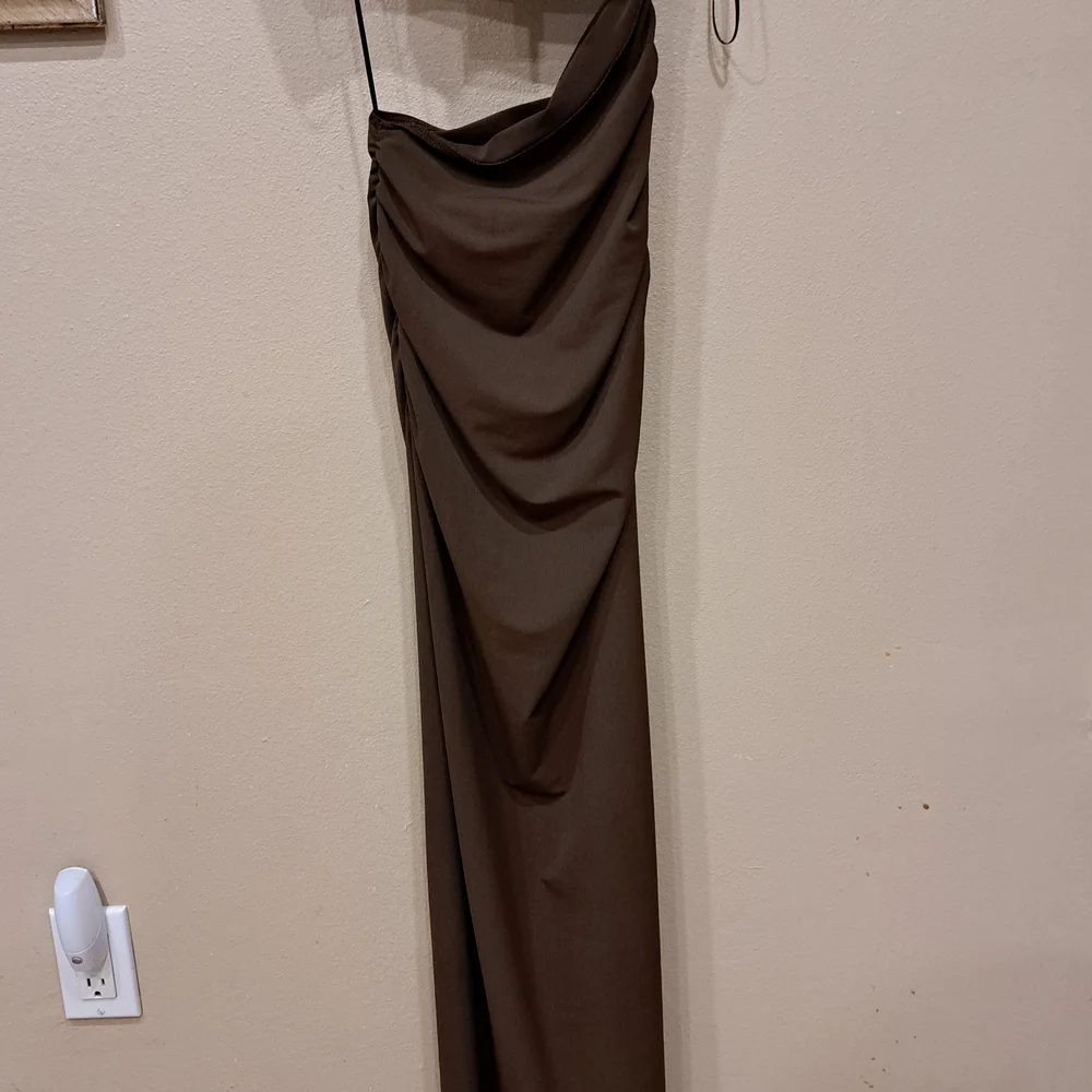 Elegant Brown Ruched Dress - Picture 4 of 4